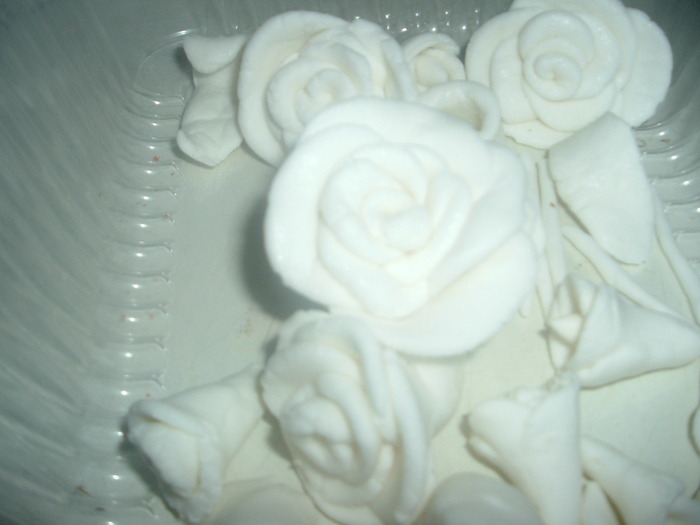 DSCF1742; trandafiri din pasta de zahar praf
