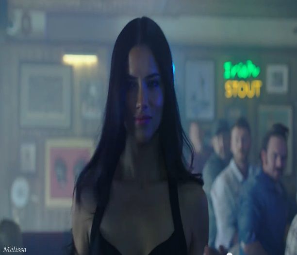 - *tresar si zambesc slab,apoi imi pun o mana pe masa si bat incet cu unghile in ea,cl.; un tic nervos*Hei :( ♥.
