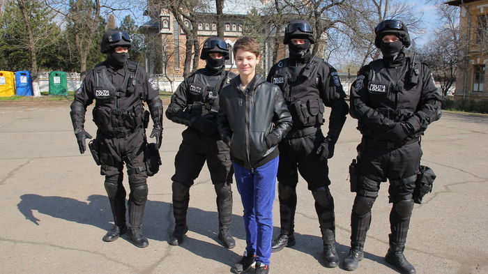 Vlad si mascatii - saptamana altfel Rares si Vlad in vizita la mascatii Politiei Locale Galati