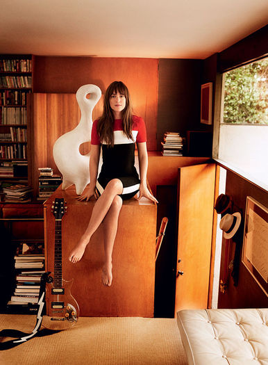 rs_634x862-150120063744-634.Dakota-Johnson-Vogue-JR1-12015