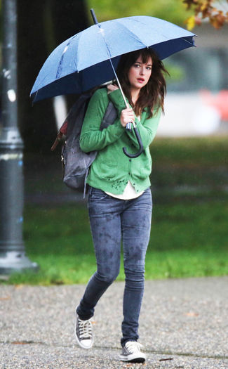 rs_634x1024-141013193355-634.Dakota-Johnson-Filming-Umbrella-Canada.ms.101314 - Dakota Johnson