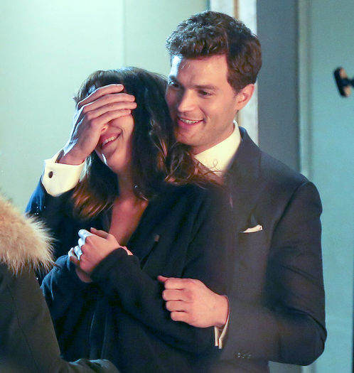 1389983365_dakota-johnson-jamie-dornan-zoom