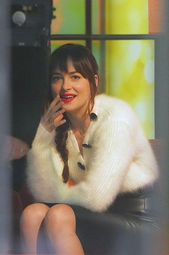 Dakota-Johnson-at-Today-Show--06-662x995