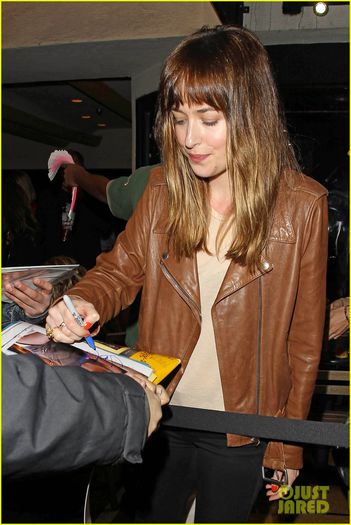 dakota-johnson-gets-ready-for-a-night-full-of-music-at-pettyfest-02