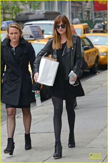 dakota-johnson-use-extra-set-of-hands-01