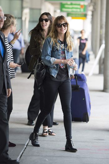 liv-tyler-dakota-johnson-arriving-at-jfk-airport-in-new-york-city-on-july-2014_5