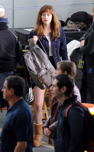 rs_634x1024-131205132751-1024.dakota-johnson.cm.12513