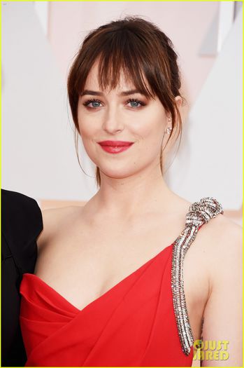 dakota-johnson-melanie-griffith-oscars-2015-04
