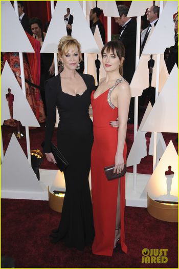 dakota-johnson-melanie-griffith-oscars-2015-34