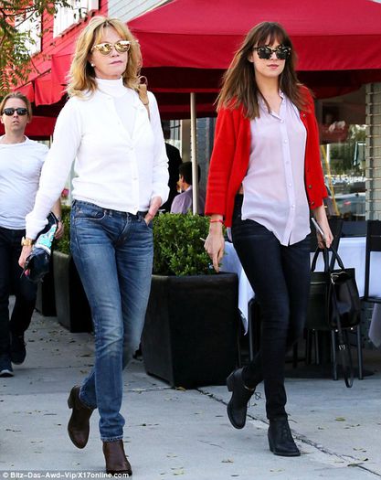 article-2586658-1C7C082500000578-722_634x798 - Dakota Johnson