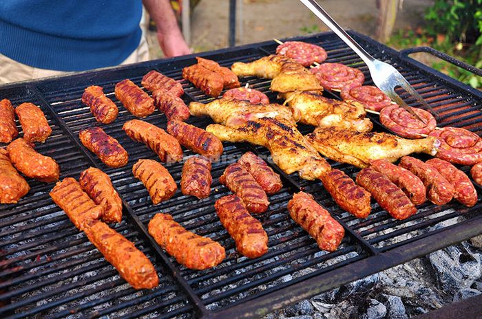 gratar-mici-si-pui - POFTITI LA MASA DE PASTE-POFTA BUNA