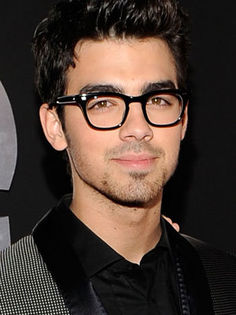 9.joe-jonas - cele mai frumoase si cei mai frumosi actori disney channel