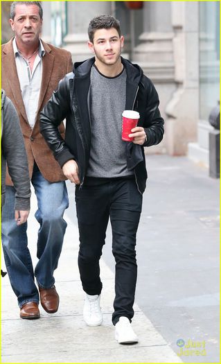 nick-jonas-sips-on-starbucks-05