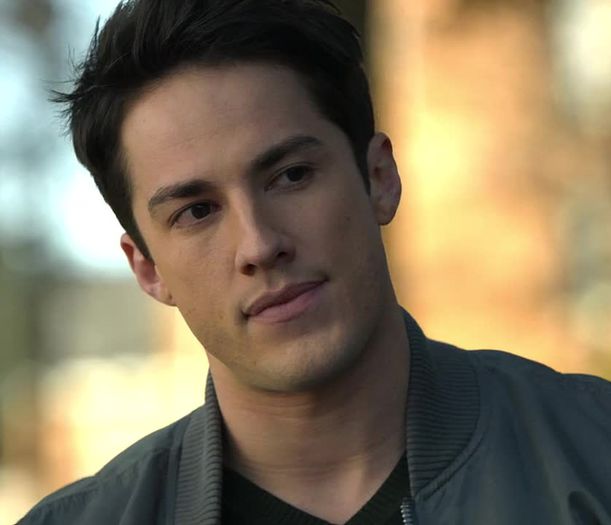 *sta pe canapea mut uitandu-se la toti*