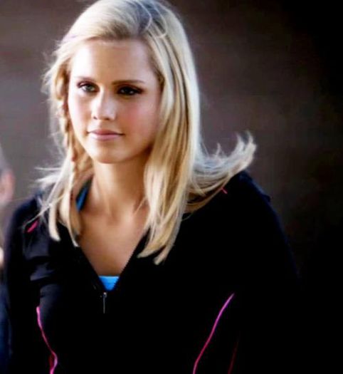 *o bufneste rasul pt ca ei de fapt s-au cunoscut unde el lucra ca barman*Da..a fost atat de frumos; =)))))))
