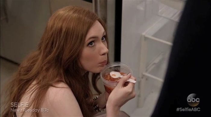 *mananca uitandu-se ciudat la ei*