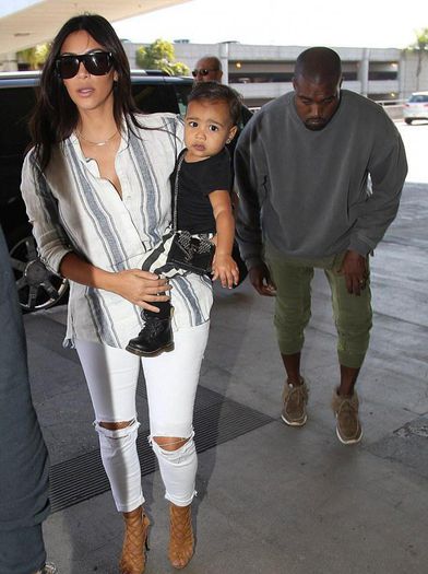 kim-kardashian-adopte-les-rayures-avec-north - kim k