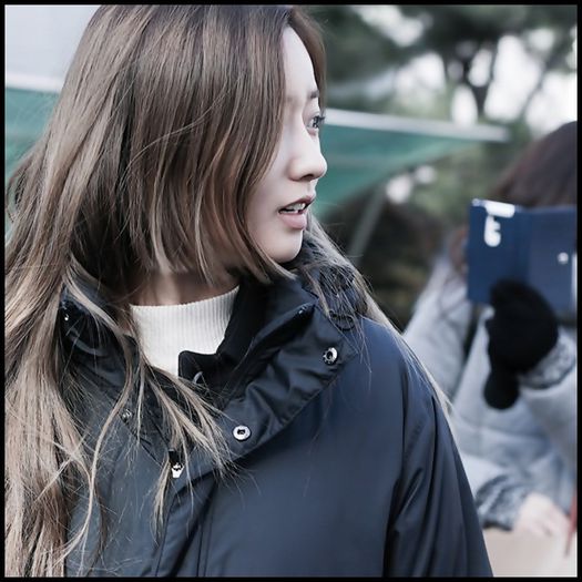 B| *se uita de la unul la altul* Ciudat. ._. Chorong eonnie, ce faci aici? :))