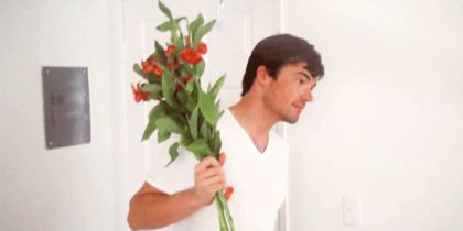 *tocmai urca scarile cu florile..il vede pe Jake aranjandu-si slitzu si ii cad florile din mana*; *le lasa pe presul lui Ely calcandu-le in picioare* :|

