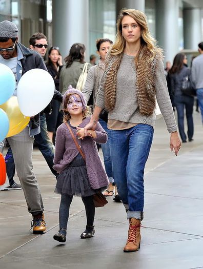 family_fun_jessica_alba_enjoys_the_mall_with_her_daughter - jessica alba