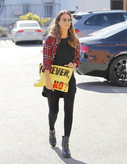 jessica-alba-in-leggings-out-in-santa-monica-november-2014_1 - jessica alba