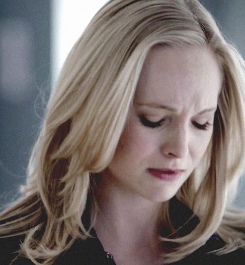 *statea printre toate qrvele alea de acolo si plangea*