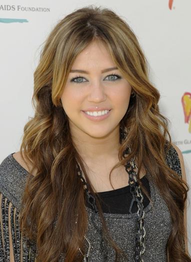 bDBrgj_aM0Vi9NdyjuYylDe1eRFl00f6dt79dz_1zhe8Q4c172nYhrHtNQpapWRKlI8AdgSx7M.0.0.0x0.660x906 - club hanah montana si miley