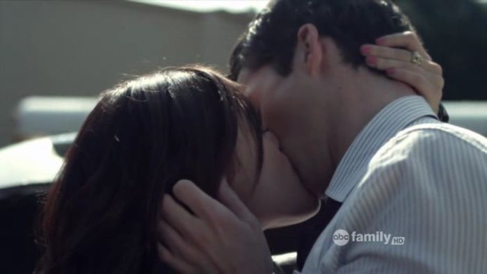 Ezra-Aria-2x02-ezra-and-aria-29681623-624-352