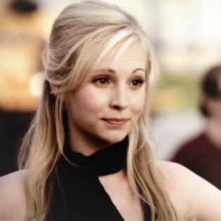 *se ridica din bratele lui*Ah scuza-ma imi e cam greu sa va deosebesc. :))) Dar si tu esti la fel de