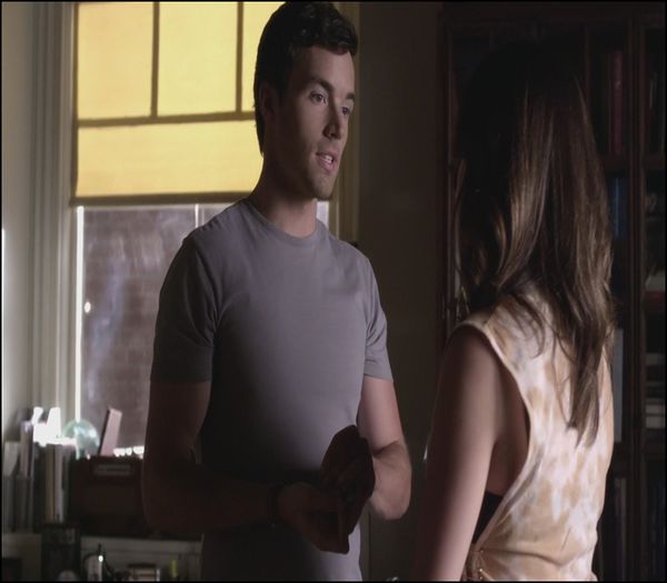 *statea pe canapea, il aude pe Jake si se duce la usa..incepe s-o sa;rute pe Ely pe gat*Ce e iubito? - episodul 19