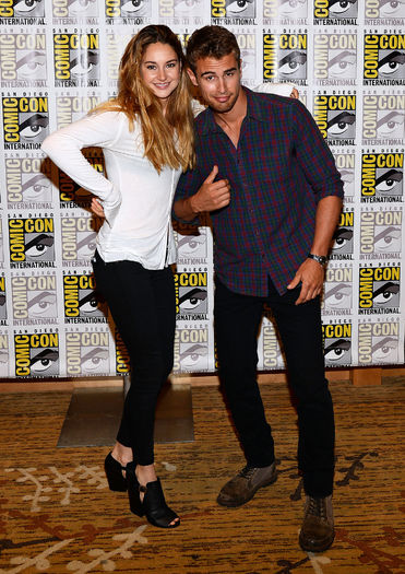 Shailene-Woodley-Theo-James-joked-around-Comic-Con-press - THEO JAMES AND SHAILENE WOODLEY