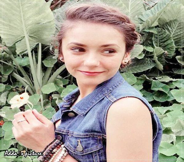 》clk I-auzi tuuuu...Si bani ai luat? *ridica o spranceana si bea* Vrei sa ma imbeti ? :> *rade* =))); Mai nimic... am mu;rit, am reinviat... am fost ingro;pata de vie cu emotiile oprite prin constrangere...apoi constransa sa-mi revin... nimic  ciudat, nu ? =)))))))
