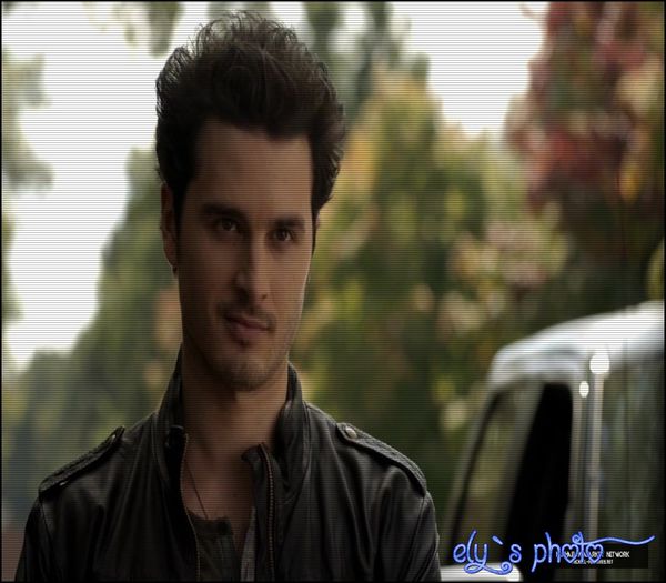 ✿ - Vizionare placuta #damon *pune pe masa cateva pahare si le umple* Hai, sa vad cate poti sa bei#f