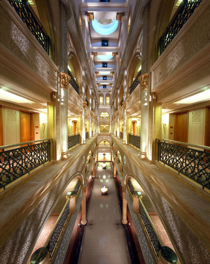 Coridorul de sus al hotelului