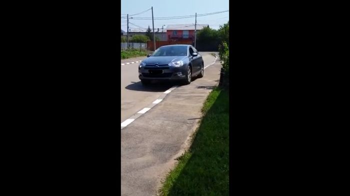 *vine masina asta , auzindu-se melodia din link * - episodul 20