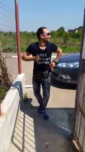 *danseaza si ii pupa mana Denisei*