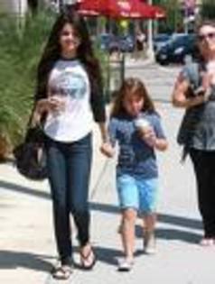 images5 - selena gomez si familia ei