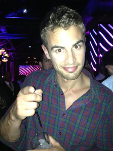 BPgw6vkCYAAKRp2 - x-The handsome Theo James