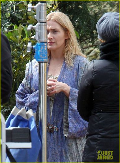 kate-winslet-a-little-chaos-set-with-alan-rickman-02 - Kate Elizabeth Winslet