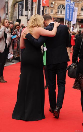 1425895-kate-winslet-et-theo-james-premiere-950x0-1 - Kate Elizabeth Winslet