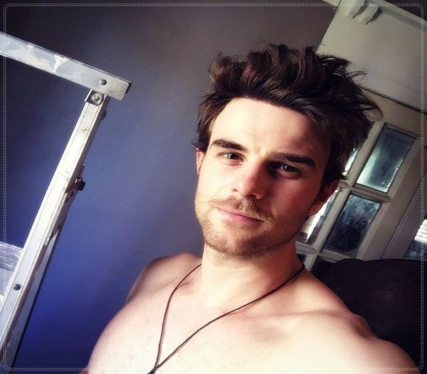 *sta pe fotoliu, bea cafea cu Denisa*