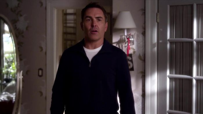 *vine cu ziarul*Ce scrie aici taica? Eu nu stiu sa citesc.