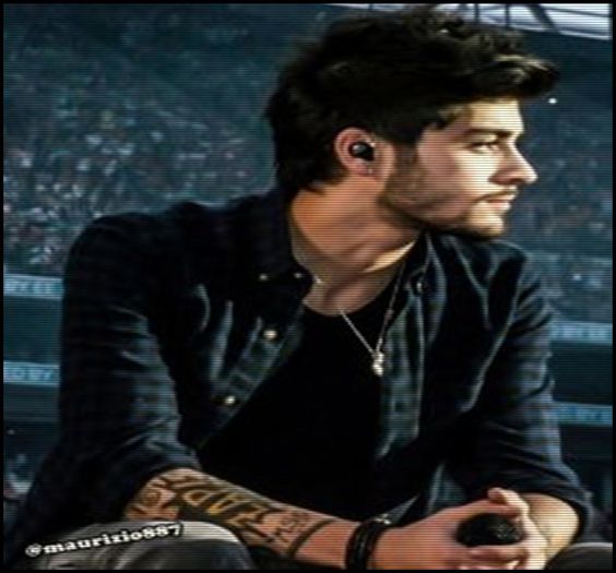 ↘. Te plictiseşi rău, nu? [trage din ţigară|mai ia o gură de vodka]