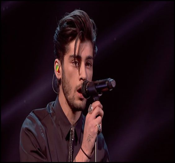 ↘. Noi mergem sus. :-? Nb. [îşi ia sticla şi stick-ul|pleacă cu Elena în apartamente]