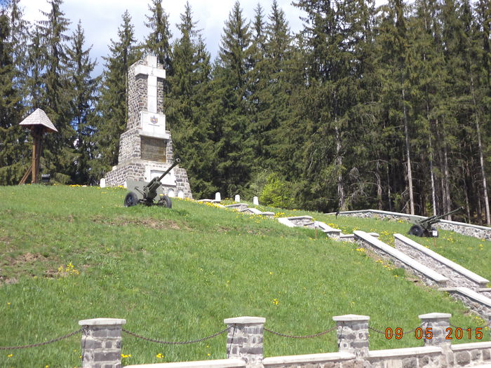 Monumentul si cele doua tunuri - PLECAREA LA MUNTE CU OILE 2015