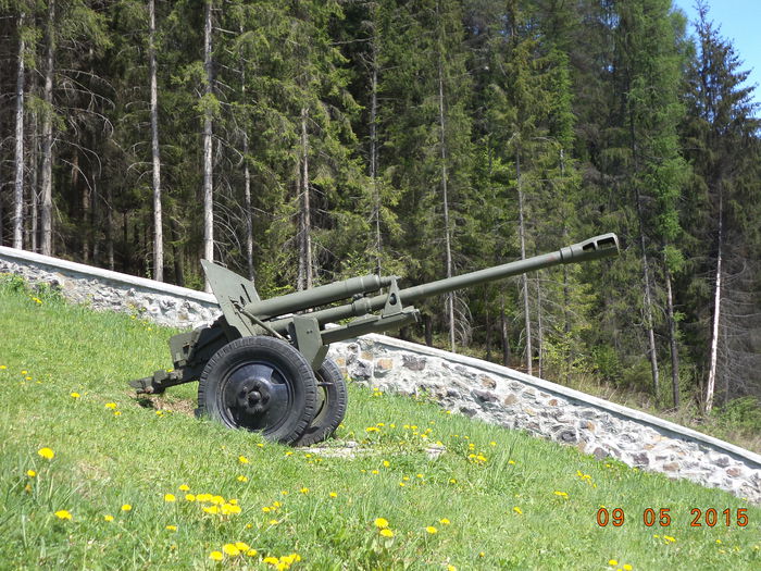 Tunul de langa monument