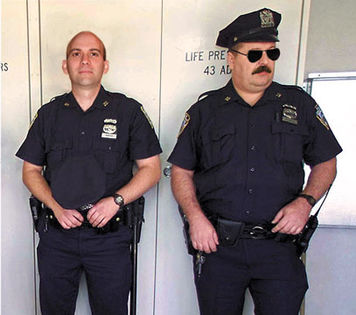 *isi etaleaza `muschii` pe acolo uitandu-se prin casa*