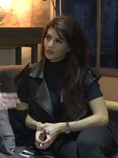 Si incerc sa aflu daca mai simte sau nu ceva pt mine.Am si mesaje cu Alexandra drept dovada daca nu; crezi *ii arata tot*
