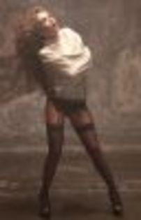 thumb_anahi-in-camasa-de-forta-in-videoclipul-pentru-mi-delirio_3 - Anahi