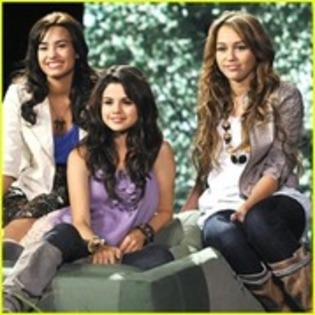 Miley,Selena si Demi